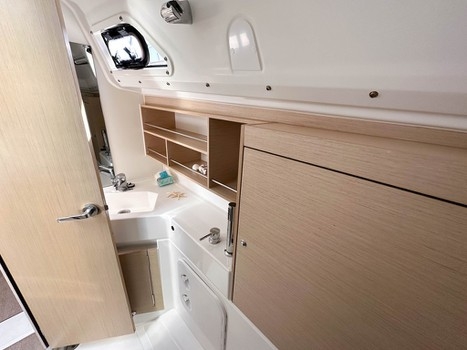 tempus-ii-bathroom 2_tempus-ii-bathroom Family Sailing Holidays in the Mediterranean areas of Greece, Italy, Spain and France. - Family Sailing Holidays in Barcelona | TEMPUS II Yacht Charter