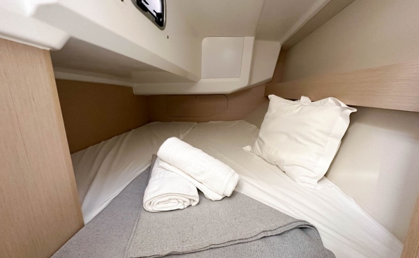 tempus-ii-guest cabin 2_tempus-ii-guest_cabin Family Sailing Holidays in the Mediterranean areas of Greece, Italy, Spain and France. - Family Sailing Holidays in Barcelona | TEMPUS II Yacht Charter