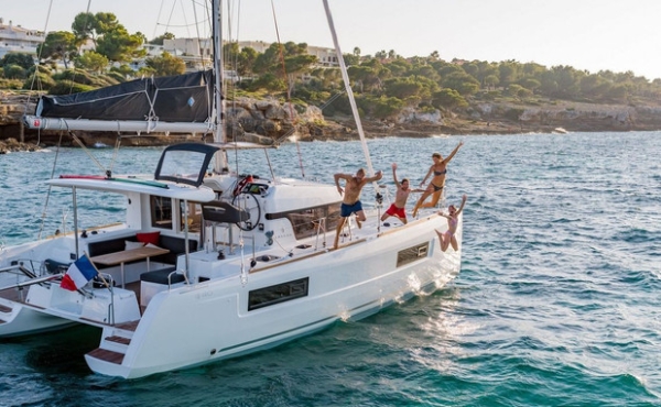 guests on board lagoon 40 samana 3_guests_on_board_lagoon_40_samana Family Sailing Holidays in the Mediterranean areas of Greece, Italy, Spain and France. - Lagoon 40 Samana | Luxury Family Catamaran Charter Sicily